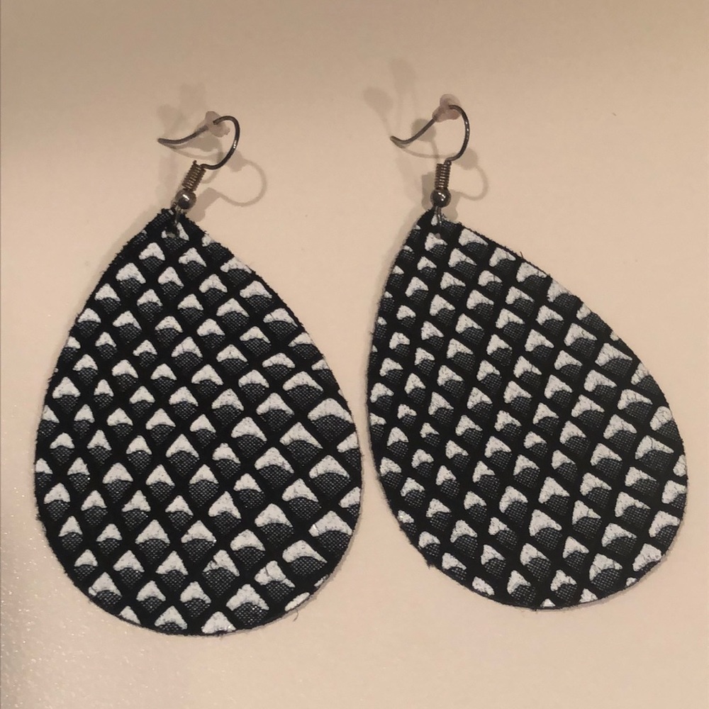Tear drop shape suede pattern earrings